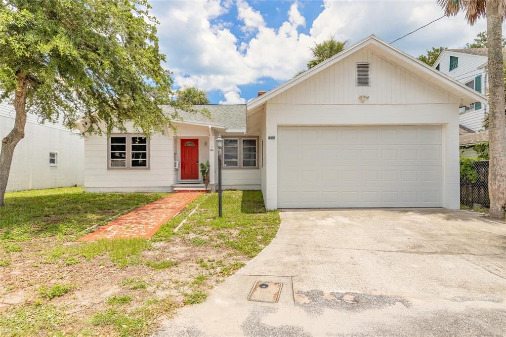 For Sale: $549,900 (2 beds, 1 baths, 1578 Square Feet)