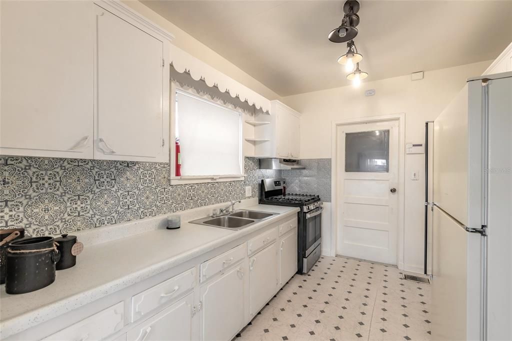 For Sale: $549,900 (2 beds, 1 baths, 1578 Square Feet)