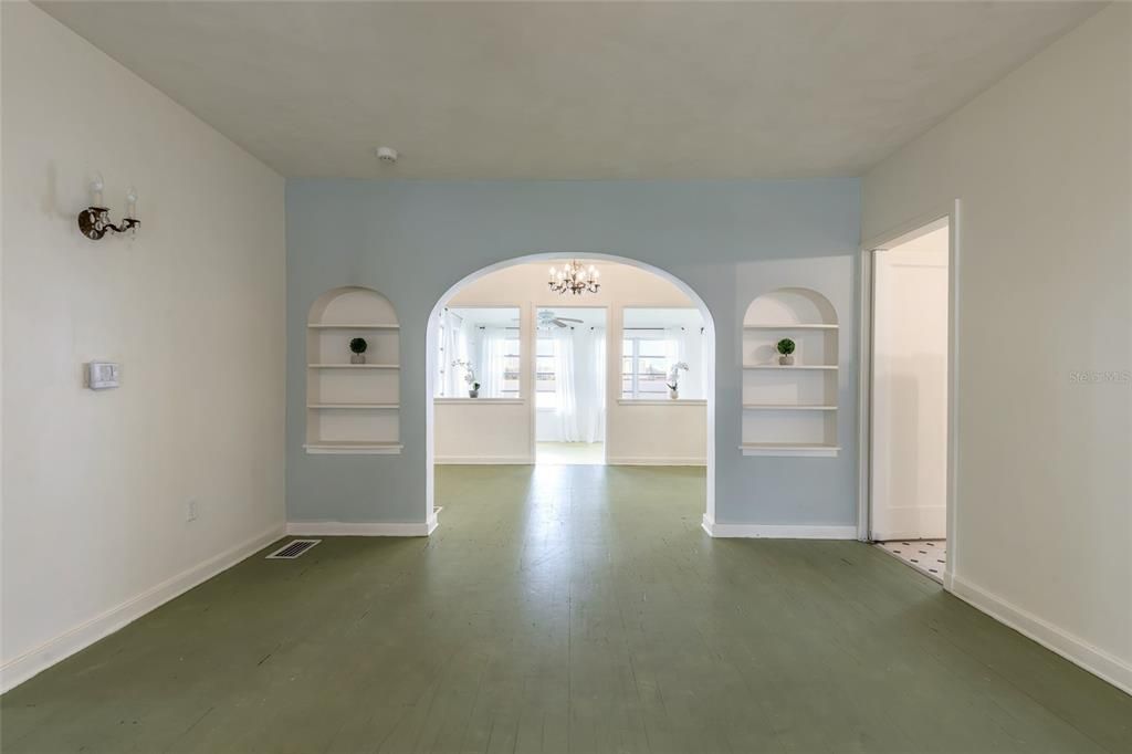 For Sale: $549,900 (2 beds, 1 baths, 1578 Square Feet)