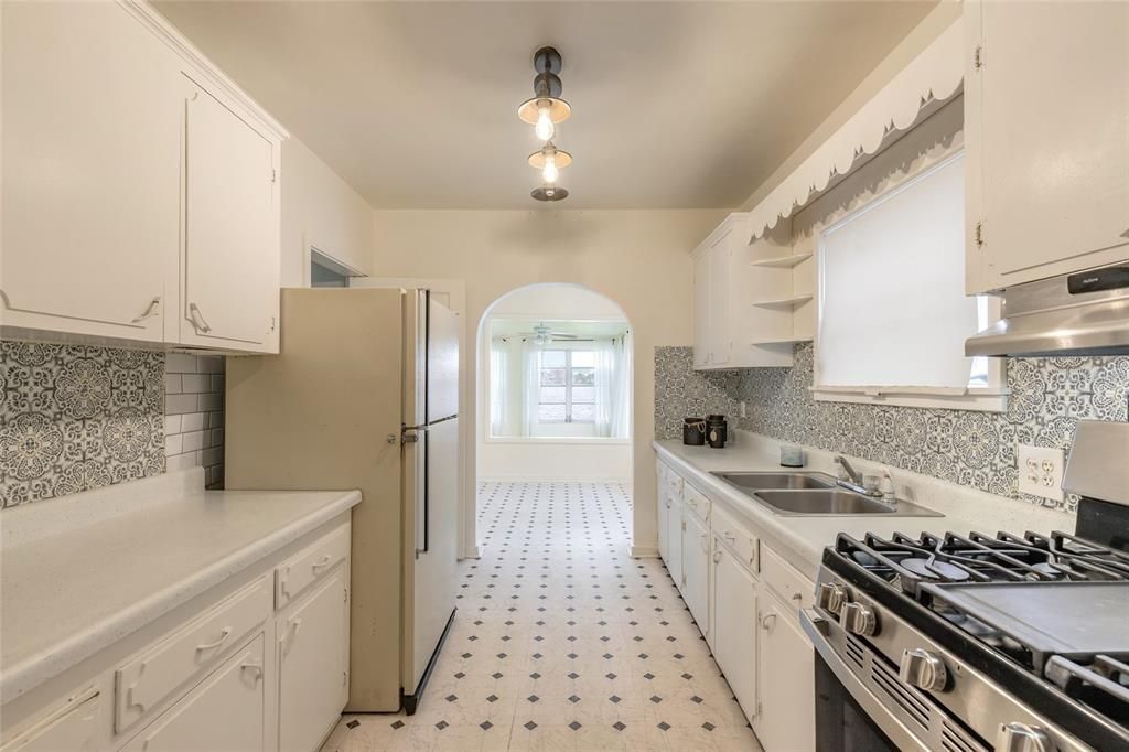 For Sale: $549,900 (2 beds, 1 baths, 1578 Square Feet)