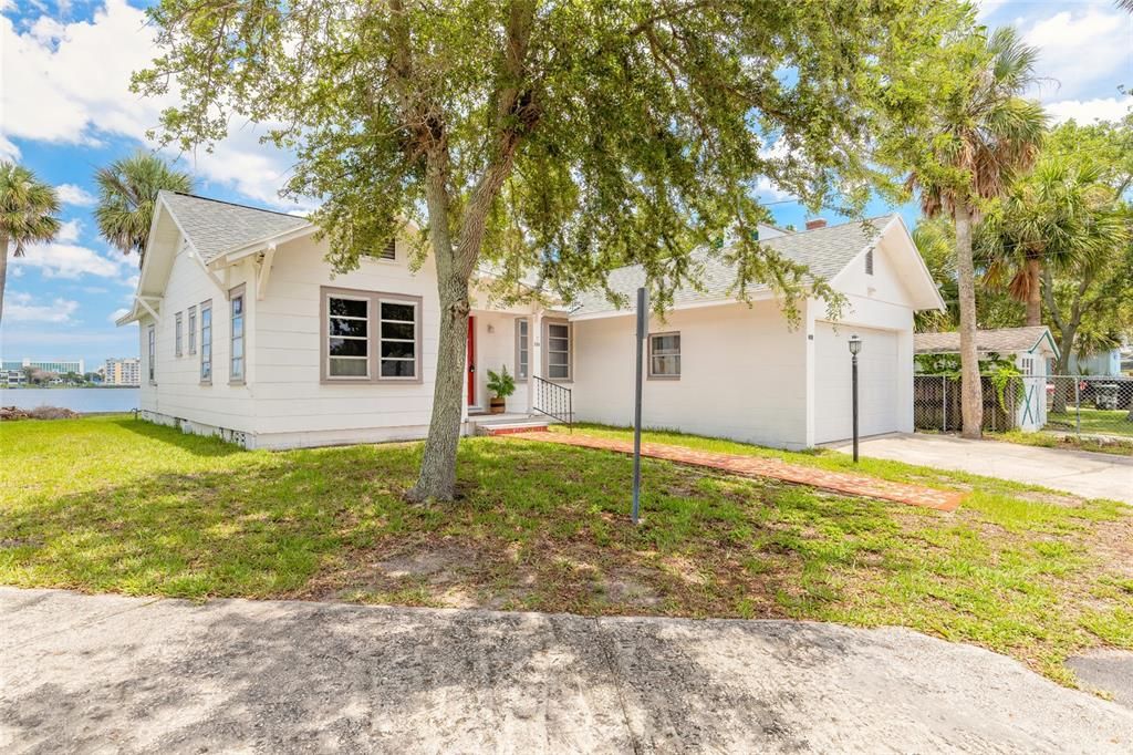 For Sale: $549,900 (2 beds, 1 baths, 1578 Square Feet)