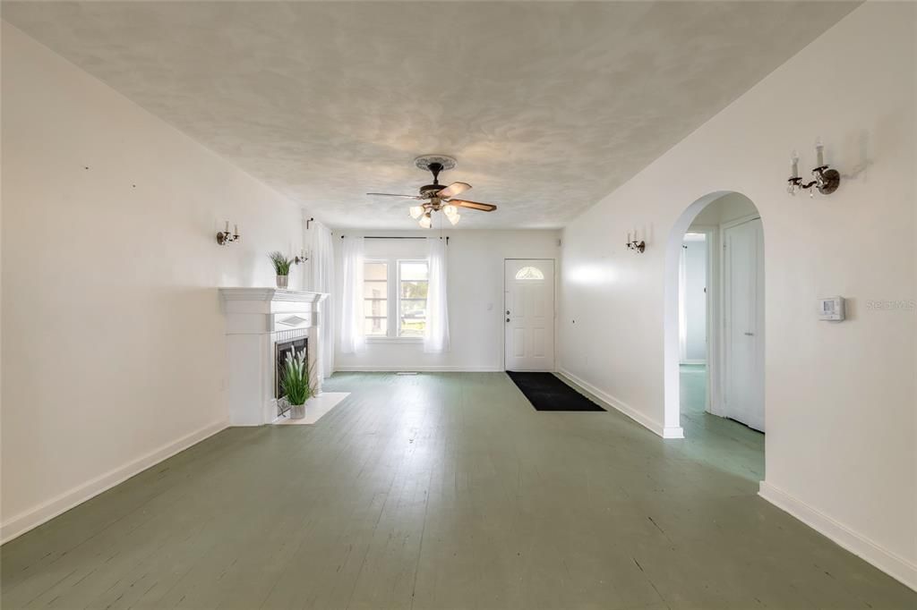 For Sale: $549,900 (2 beds, 1 baths, 1578 Square Feet)