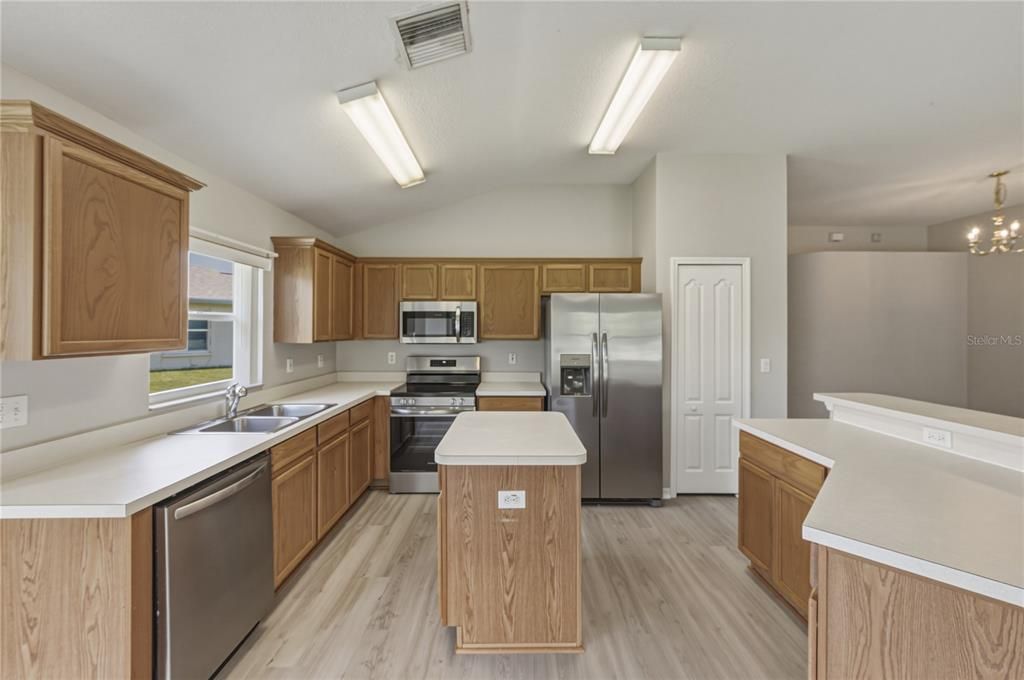 For Sale: $370,000 (3 beds, 2 baths, 1715 Square Feet)
