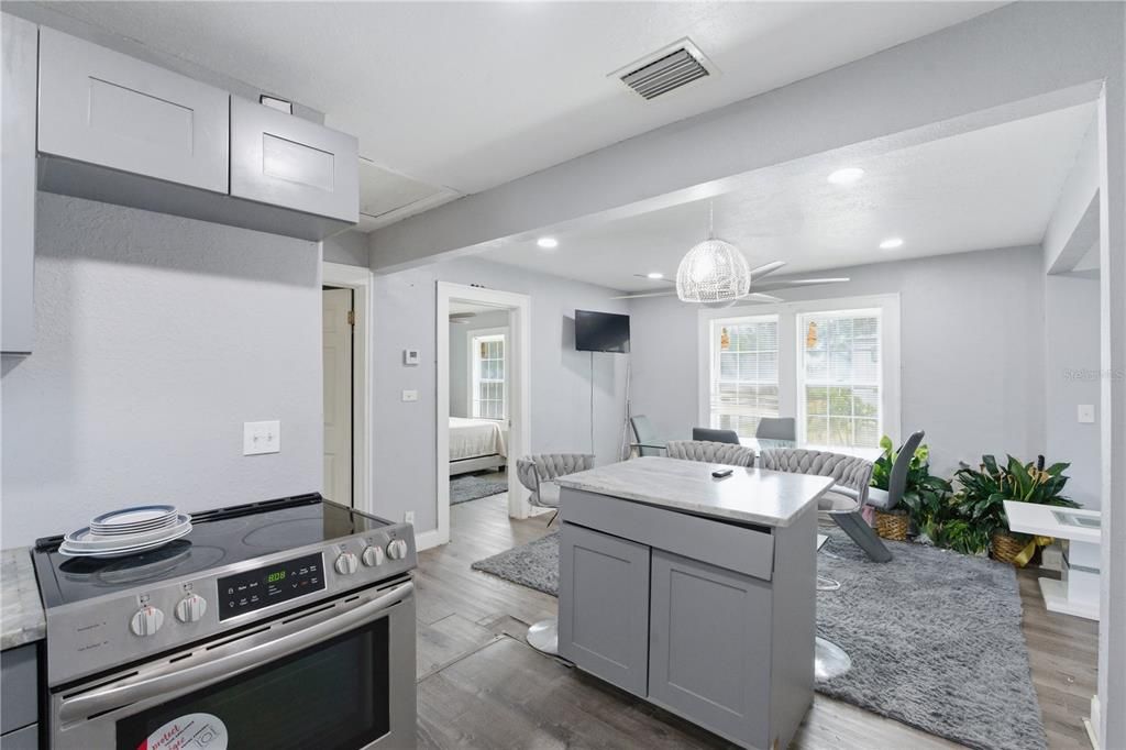 На продажу: $449,000 (4 спален, 2 ванн, 1132 Квадратных фут)