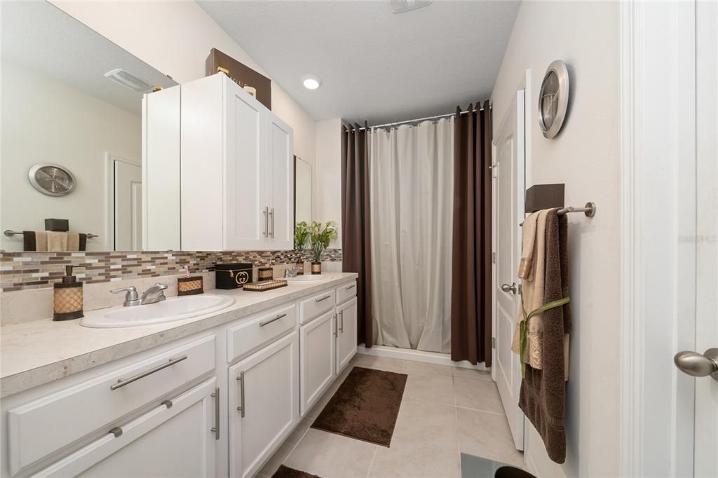 For Sale: $285,900 (3 beds, 2 baths, 1645 Square Feet)