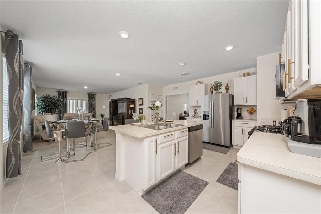For Sale: $285,900 (3 beds, 2 baths, 1645 Square Feet)