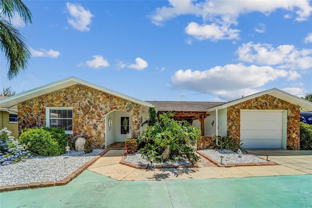 For Sale: $395,000 (2 beds, 2 baths, 1418 Square Feet)