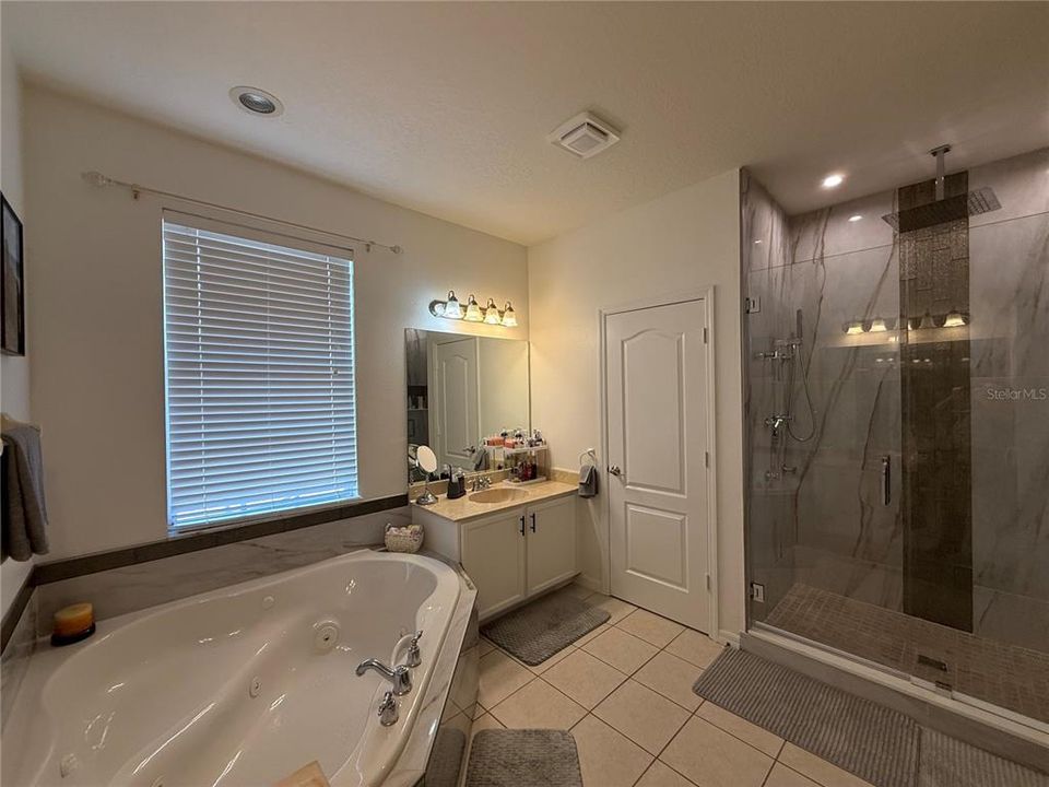 For Sale: $739,000 (5 beds, 3 baths, 3600 Square Feet)