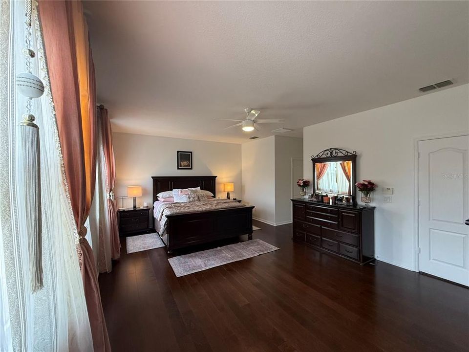 For Sale: $739,000 (5 beds, 3 baths, 3600 Square Feet)
