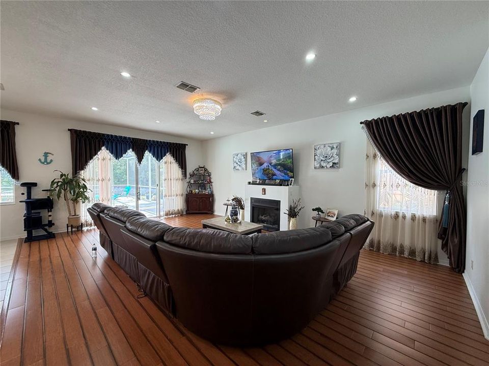 For Sale: $739,000 (5 beds, 3 baths, 3600 Square Feet)