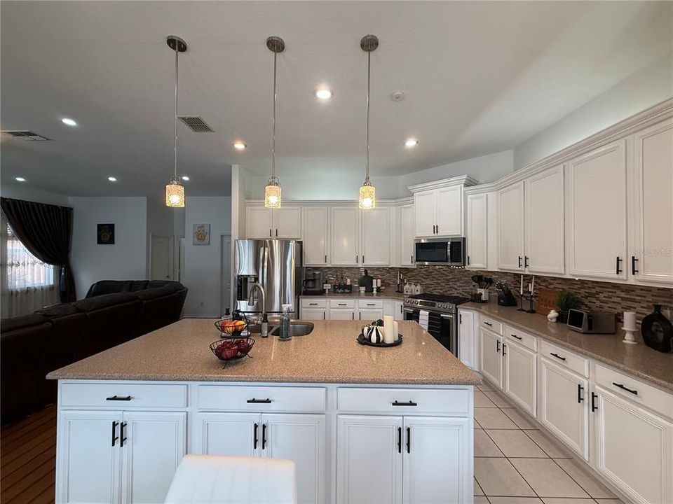 For Sale: $739,000 (5 beds, 3 baths, 3600 Square Feet)