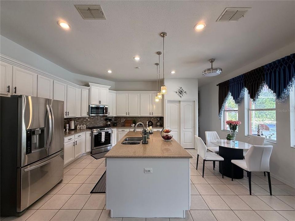 For Sale: $739,000 (5 beds, 3 baths, 3600 Square Feet)