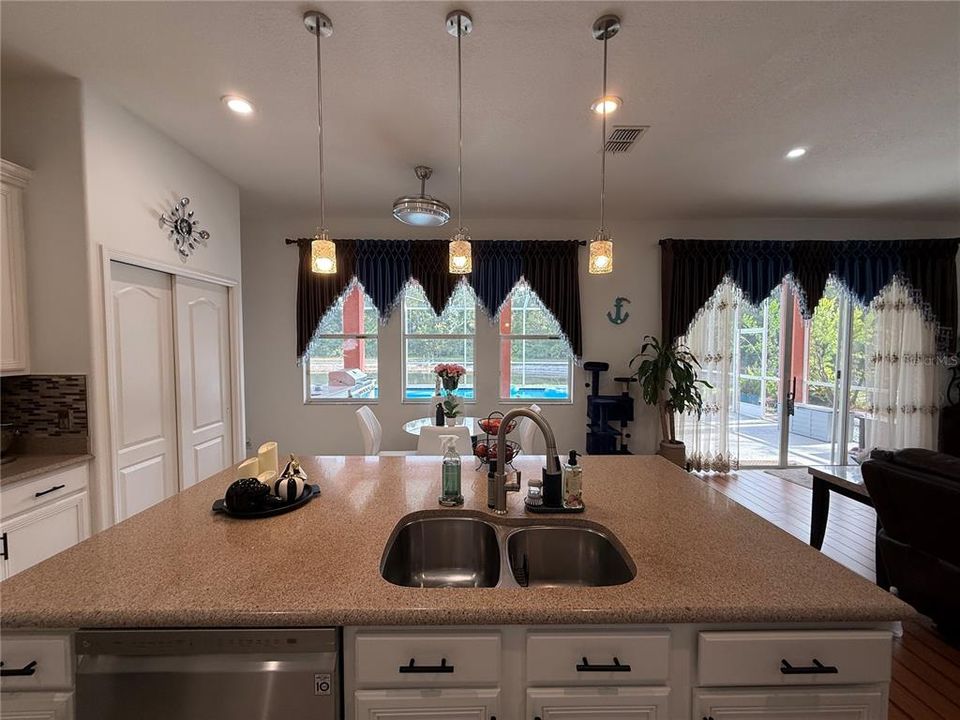 For Sale: $739,000 (5 beds, 3 baths, 3600 Square Feet)
