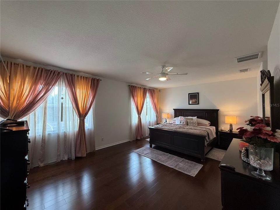 For Sale: $739,000 (5 beds, 3 baths, 3600 Square Feet)