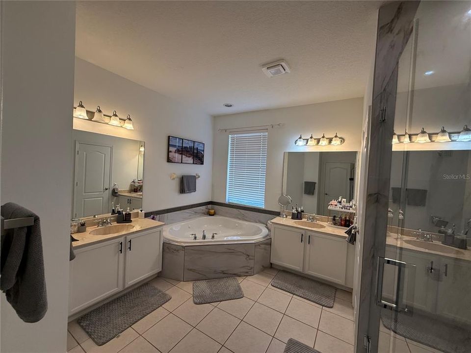 For Sale: $739,000 (5 beds, 3 baths, 3600 Square Feet)