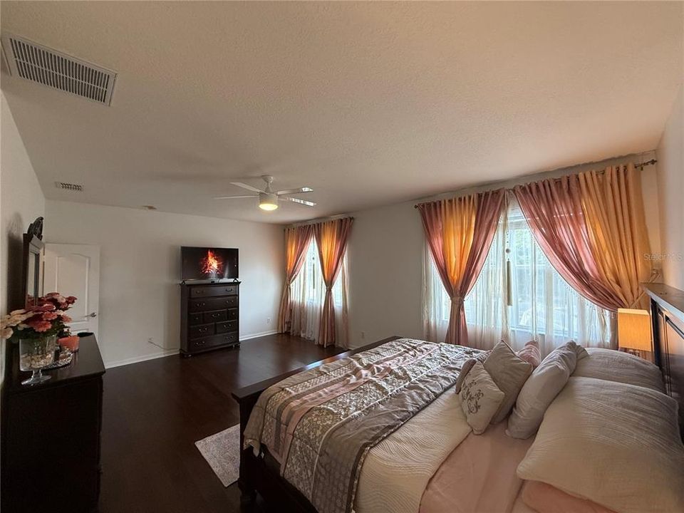 For Sale: $739,000 (5 beds, 3 baths, 3600 Square Feet)