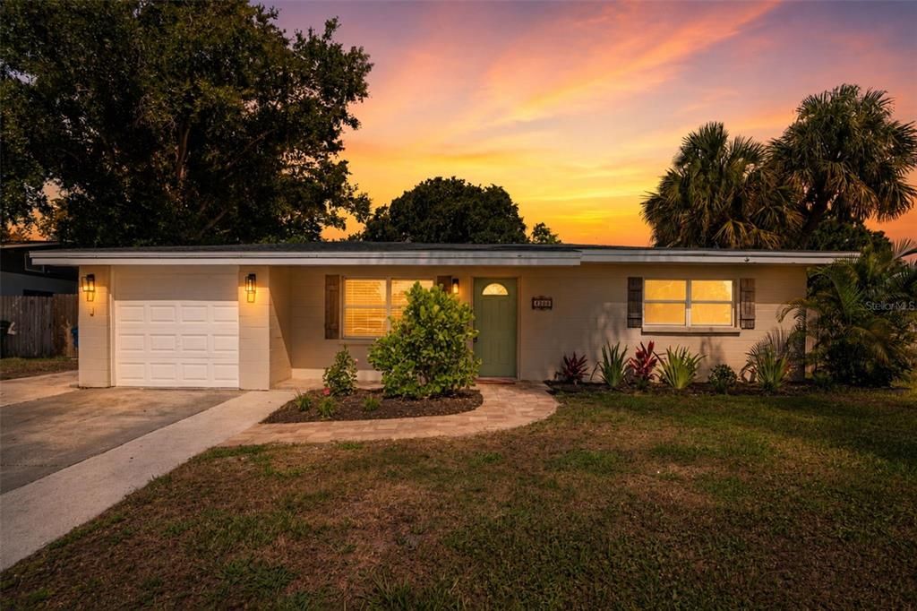 For Sale: $379,000 (3 beds, 1 baths, 1390 Square Feet)
