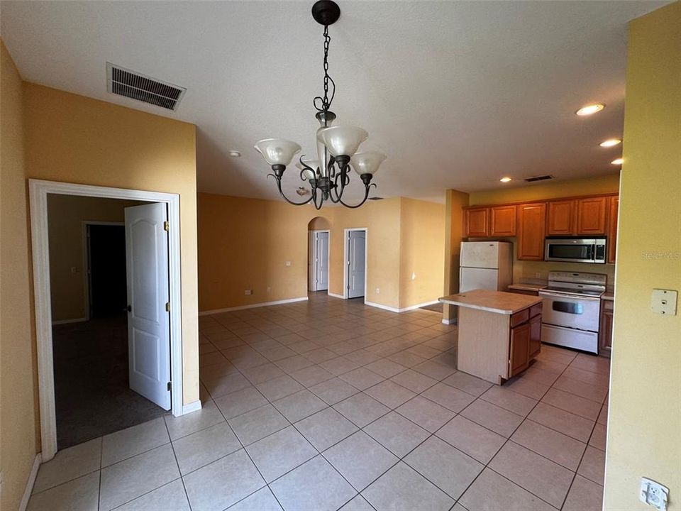For Rent: $2,095 (3 beds, 2 baths, 1822 Square Feet)