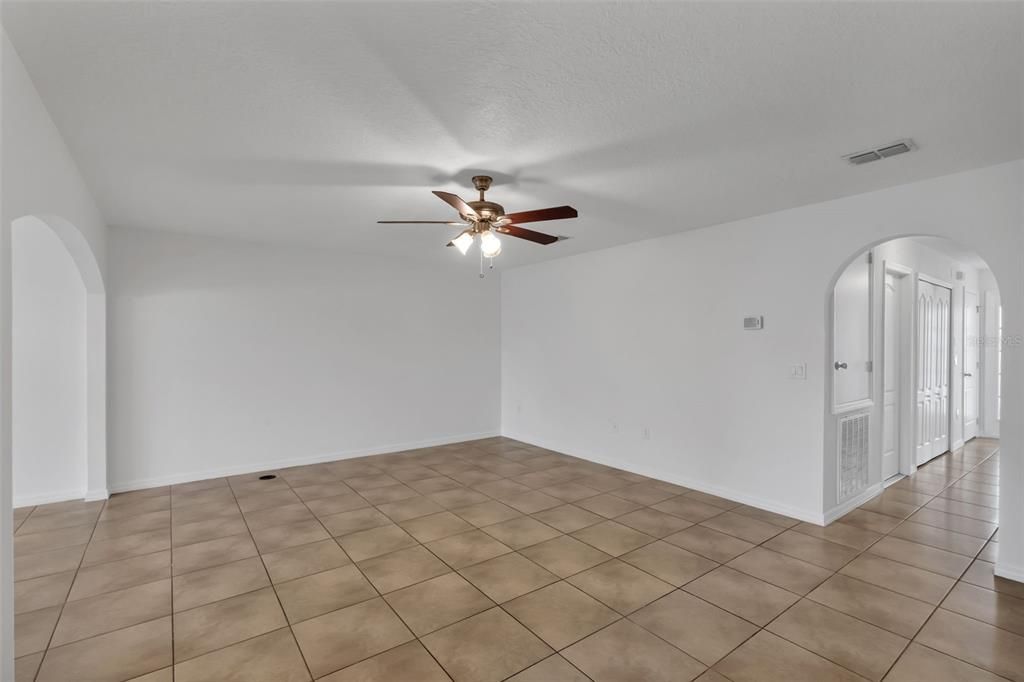 En Venta: $299,995 (3 camas, 2 baños, 1703 Pies cuadrados)