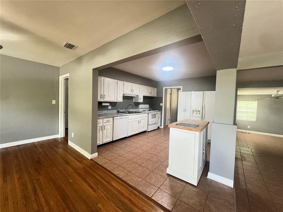 For Rent: $2,500 (2 beds, 1 baths, 1282 Square Feet)