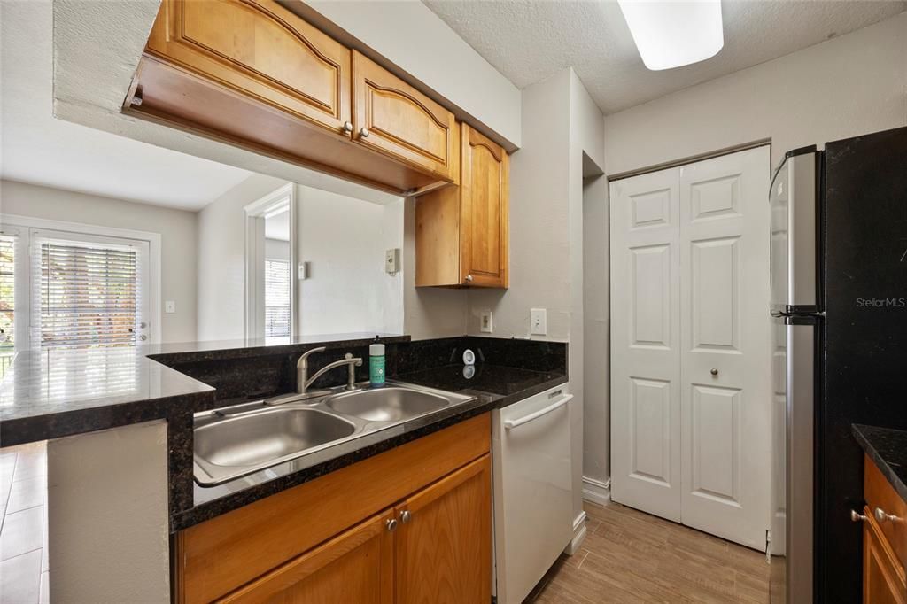 For Rent: $1,300 (1 beds, 1 baths, 552 Square Feet)
