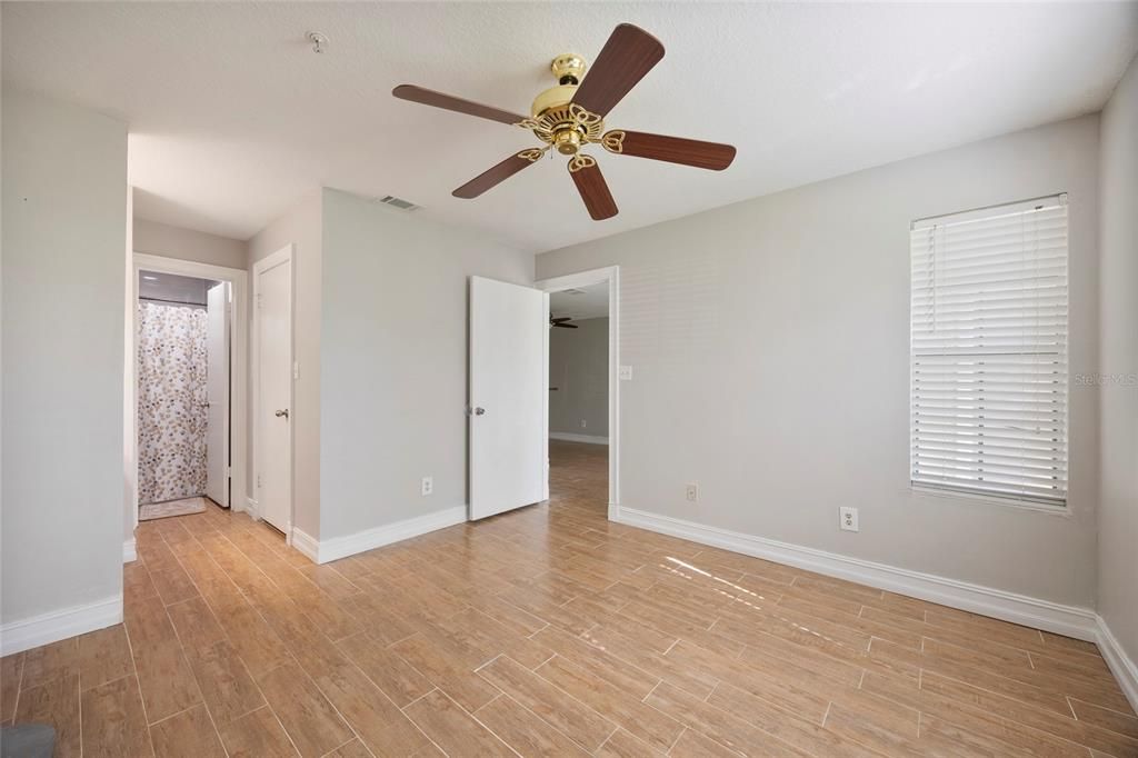 For Rent: $1,300 (1 beds, 1 baths, 552 Square Feet)