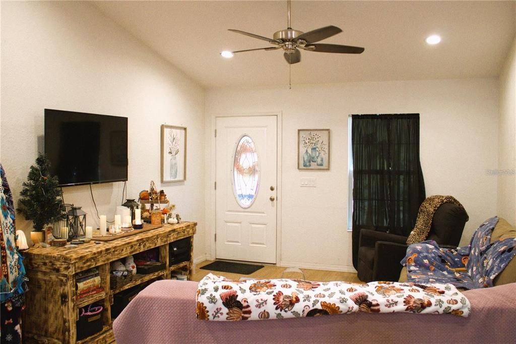 For Sale: $285,000 (3 beds, 2 baths, 1200 Square Feet)