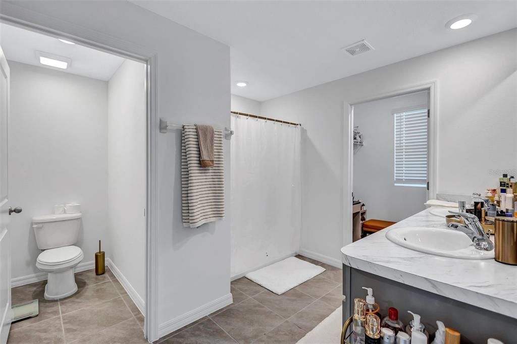 For Rent: $3,300 (5 beds, 3 baths, 2674 Square Feet)