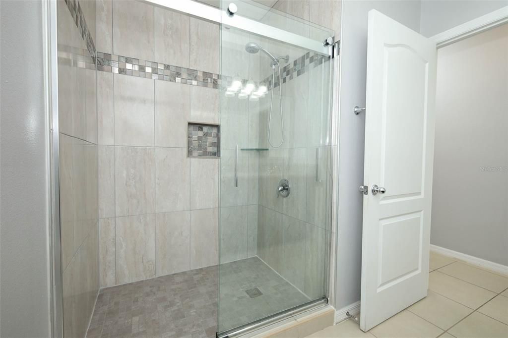 En Venta: $499,000 (4 camas, 2 baños, 2101 Pies cuadrados)