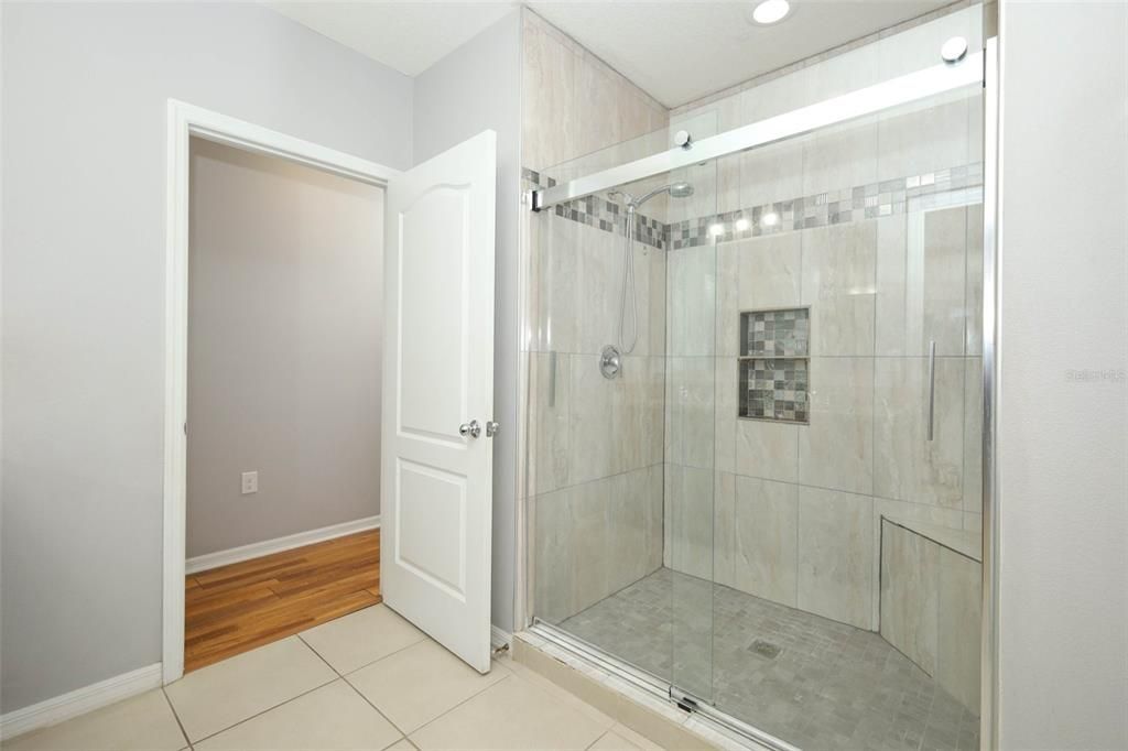 En Venta: $499,000 (4 camas, 2 baños, 2101 Pies cuadrados)