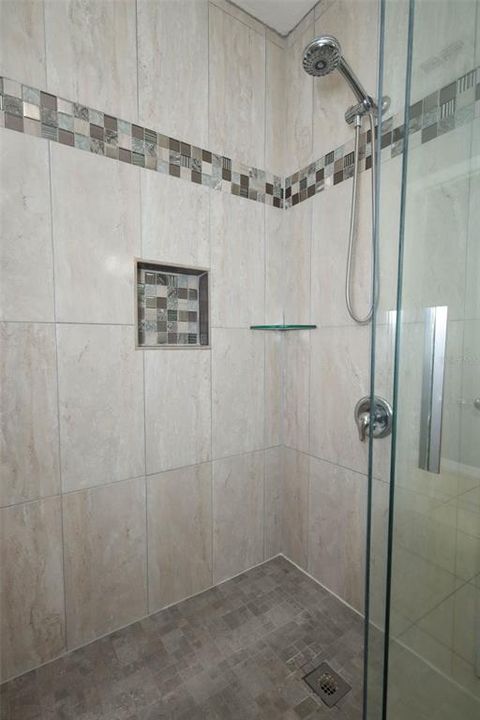 En Venta: $499,000 (4 camas, 2 baños, 2101 Pies cuadrados)