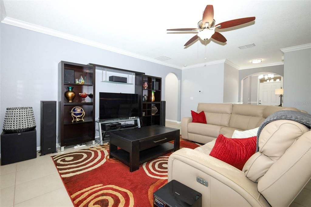 En Venta: $499,000 (4 camas, 2 baños, 2101 Pies cuadrados)