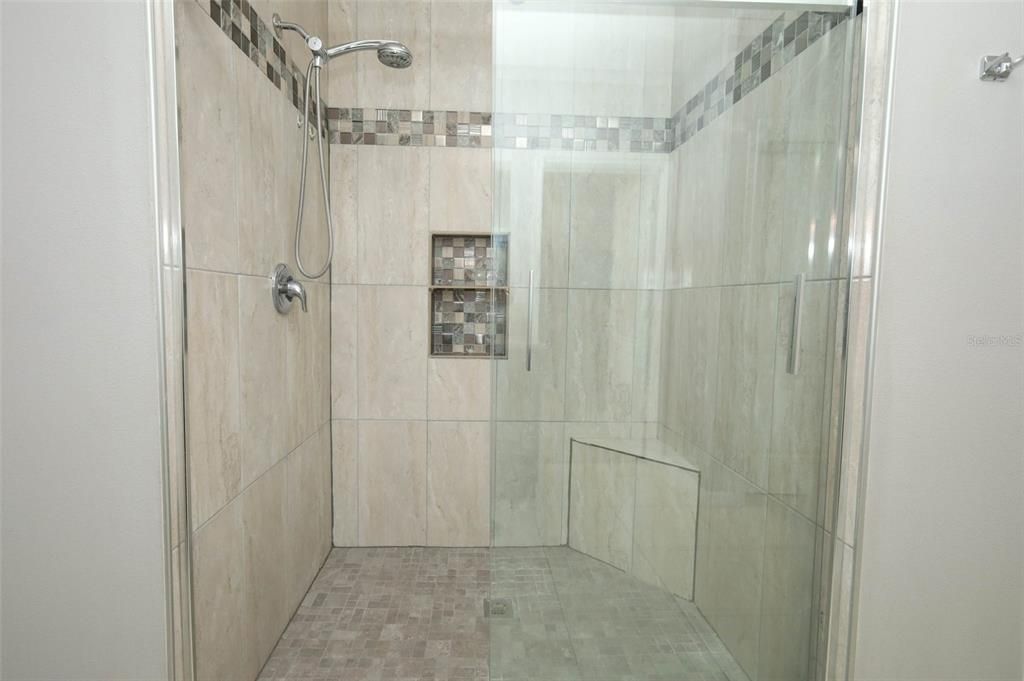 En Venta: $499,000 (4 camas, 2 baños, 2101 Pies cuadrados)