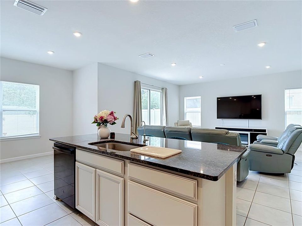 En Venta: $419,900 (4 camas, 2 baños, 2046 Pies cuadrados)