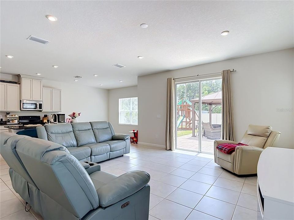 En Venta: $419,900 (4 camas, 2 baños, 2046 Pies cuadrados)