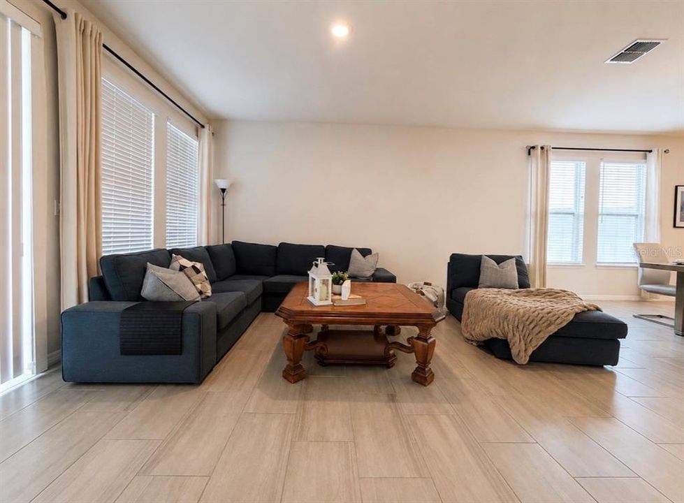 En Venta: $610,000 (4 camas, 3 baños, 3014 Pies cuadrados)