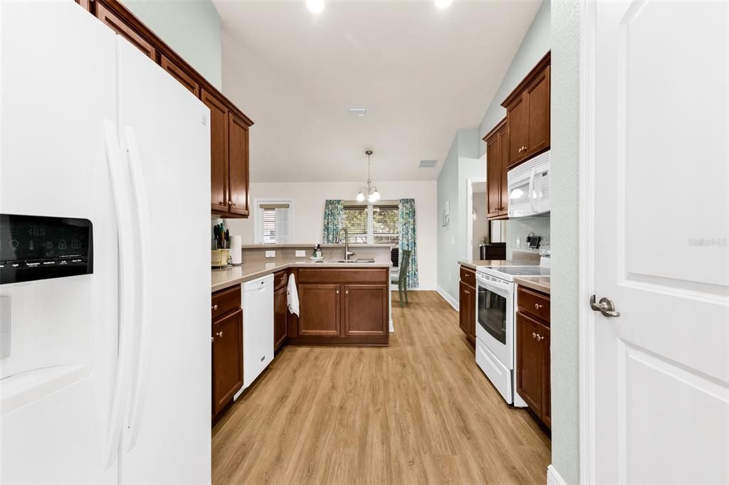 На продажу: $369,900 (4 спален, 2 ванн, 2145 Квадратных фут)