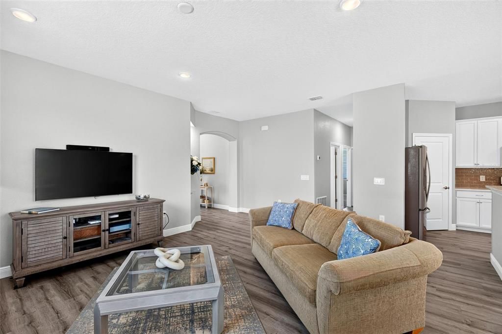 For Sale: $389,900 (4 beds, 2 baths, 1974 Square Feet)