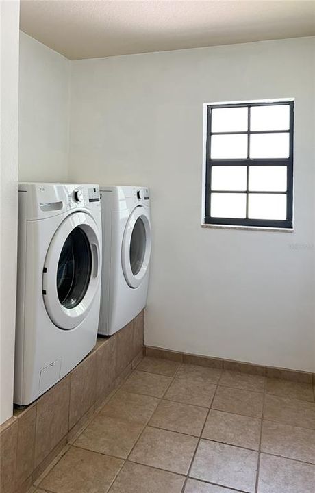 For Sale: $670,000 (3 beds, 2 baths, 2402 Square Feet)
