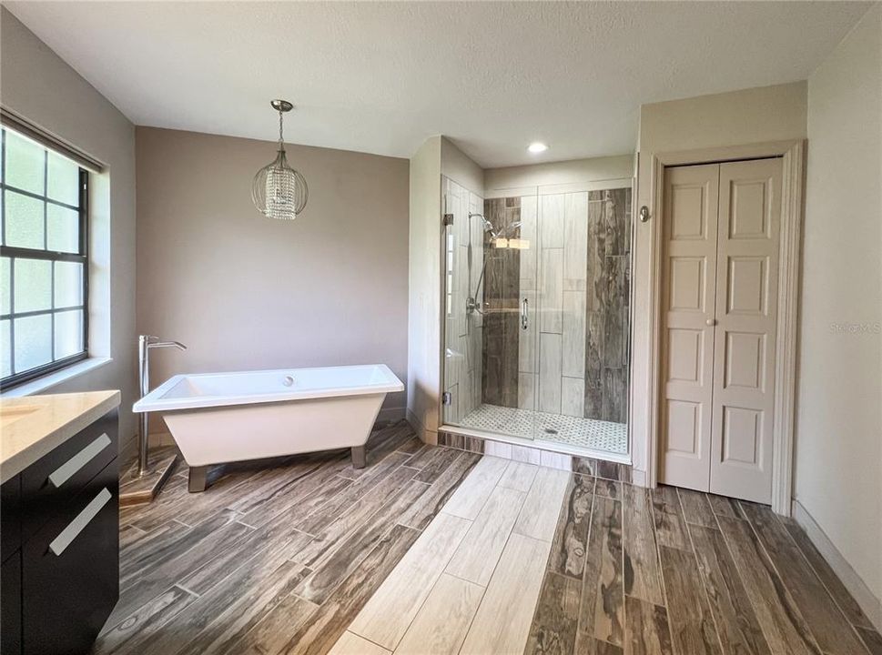 For Sale: $670,000 (3 beds, 2 baths, 2402 Square Feet)
