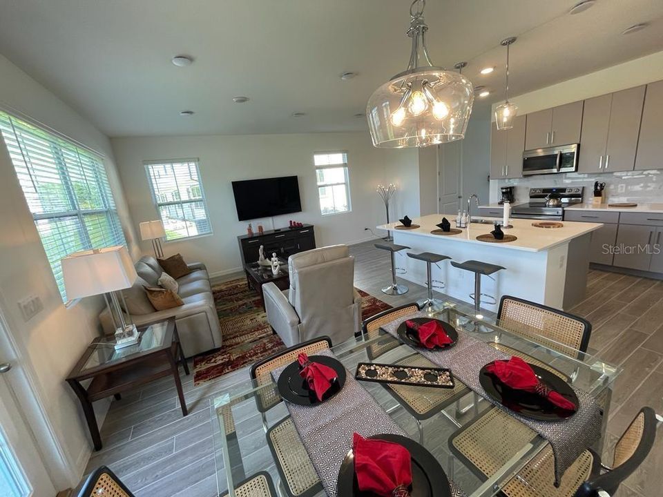 For Sale: $345,000 (3 beds, 2 baths, 1653 Square Feet)