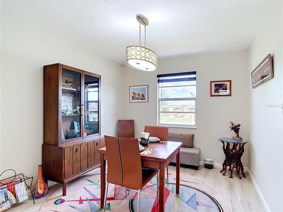 На продажу: $235,000 (2 спален, 2 ванн, 984 Квадратных фут)