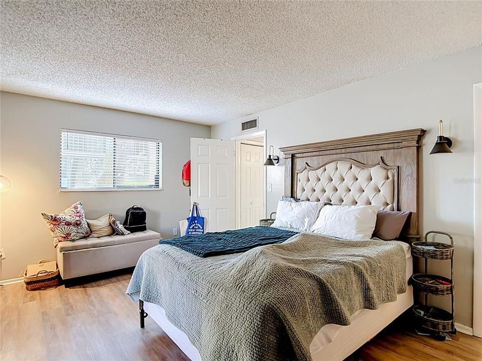 For Sale: $125,900 (1 beds, 1 baths, 800 Square Feet)