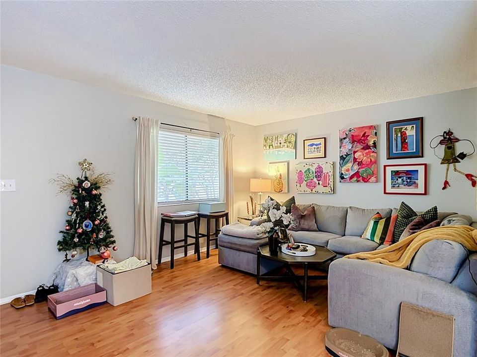 For Sale: $125,900 (1 beds, 1 baths, 800 Square Feet)