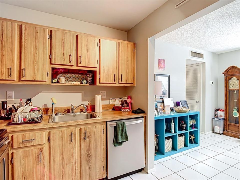 For Sale: $125,900 (1 beds, 1 baths, 800 Square Feet)