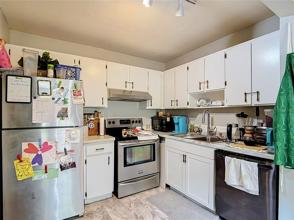 For Sale: $119,900 (1 beds, 1 baths, 800 Square Feet)