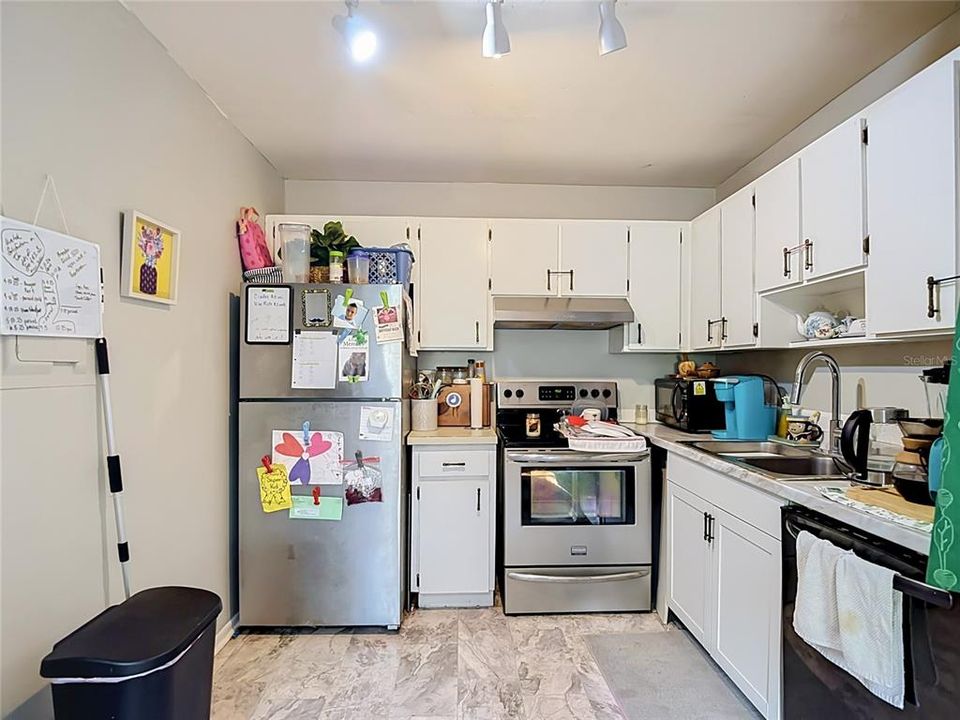 For Sale: $119,900 (1 beds, 1 baths, 800 Square Feet)