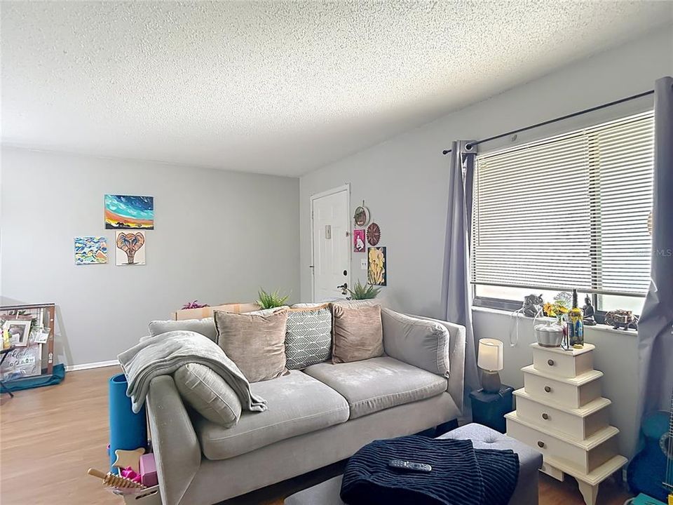 For Sale: $119,900 (1 beds, 1 baths, 800 Square Feet)