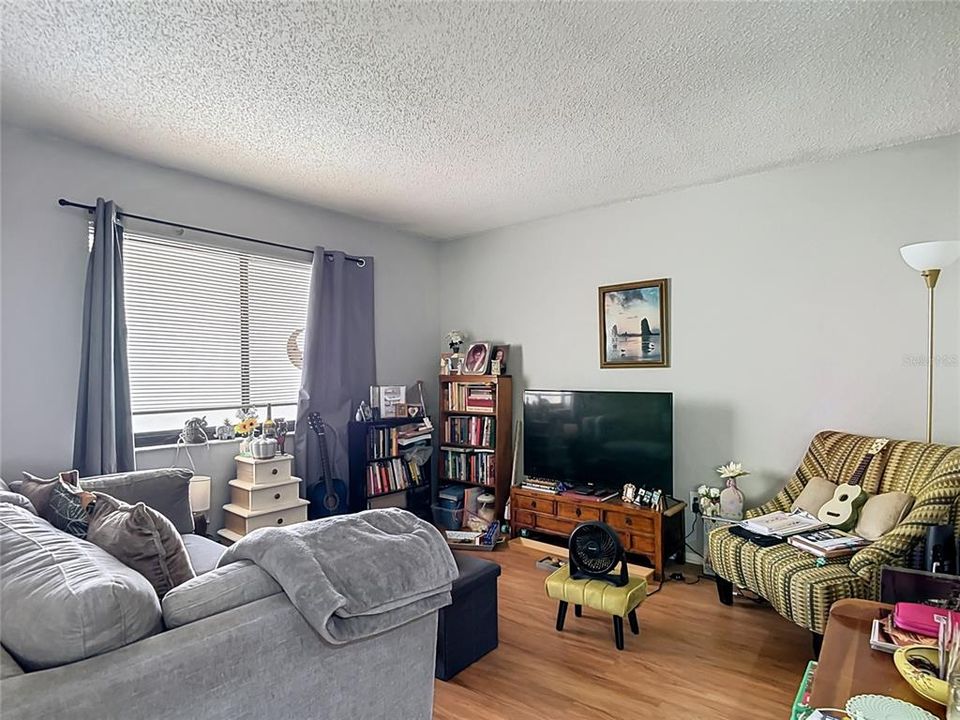 For Sale: $119,900 (1 beds, 1 baths, 800 Square Feet)