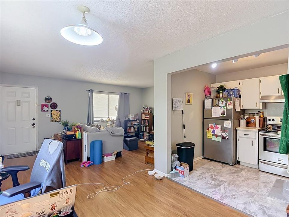 For Sale: $119,900 (1 beds, 1 baths, 800 Square Feet)
